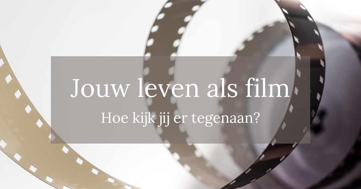Afgerolde bruine filmrol op witte achtergrond met de tekst: "Jouw leven als film Hoe kijk jij er tegenaan."
