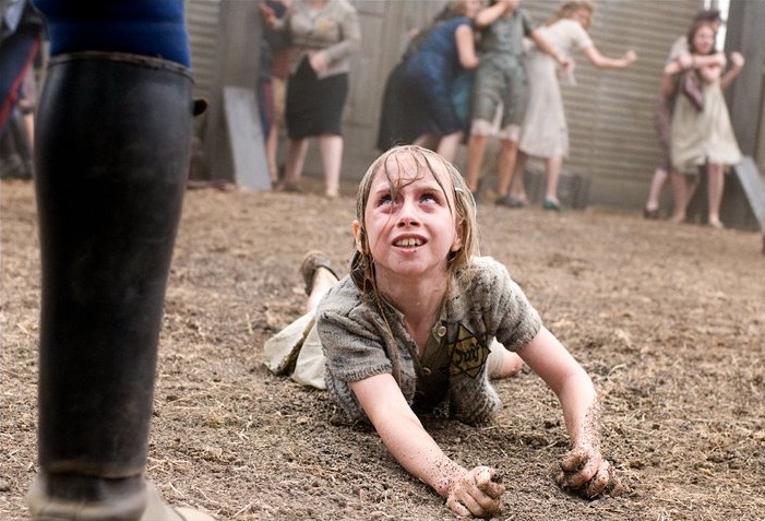 Beeld uit de film Haar naam was Sarah, waar Sarah op de grond ligt in een Frans concentratiekamp.