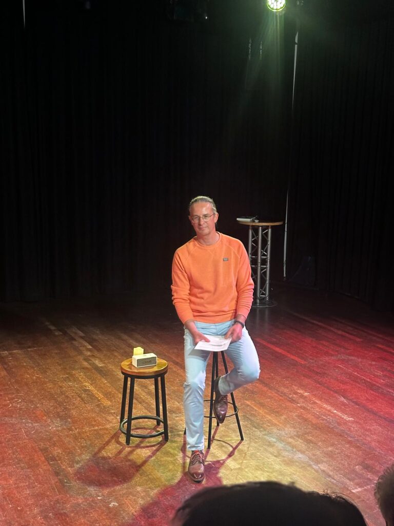 Erik Cordes vertelt tijdens een sessie Meditatieve Storytelling in een klein theater.