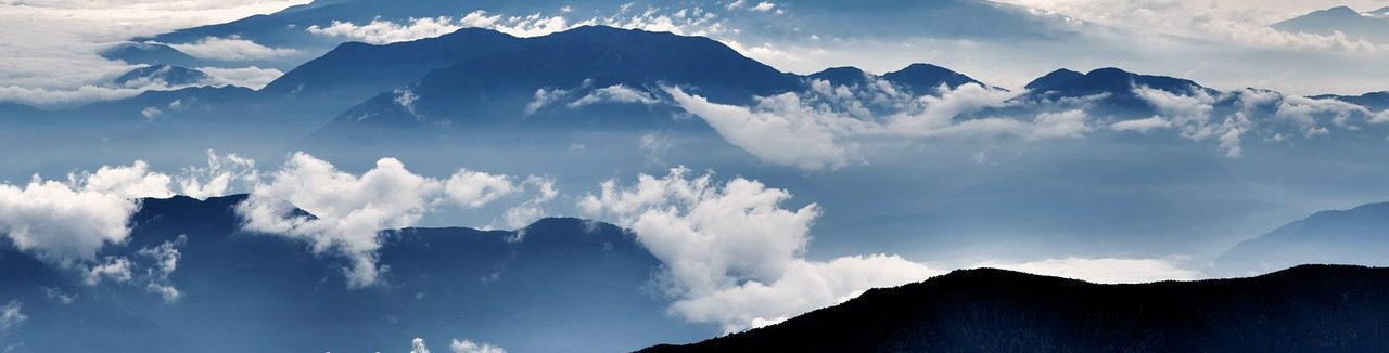 Omslagafbeelding pagina Meditatieve Storytelling met bergentoppen in de wolken.