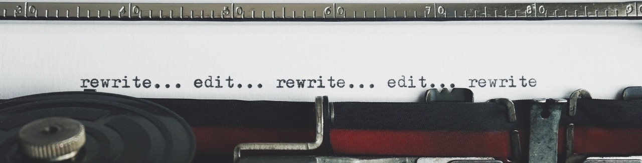Close-up van een typemachine met het getypte woord "rewrite... edit..." herhaald op papier.